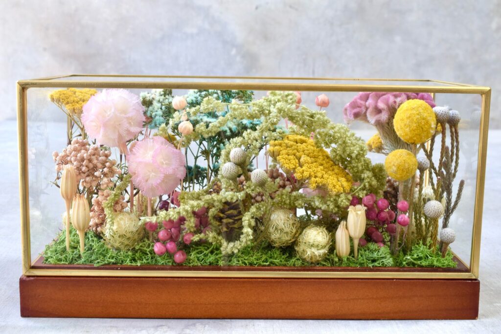 東京の花屋 叢屋Kusamurayaのドライフラワーインテリア雑貨。アンティーク調ガラスケース入りで、自宅用やギフト用に人気のアレンジメント。