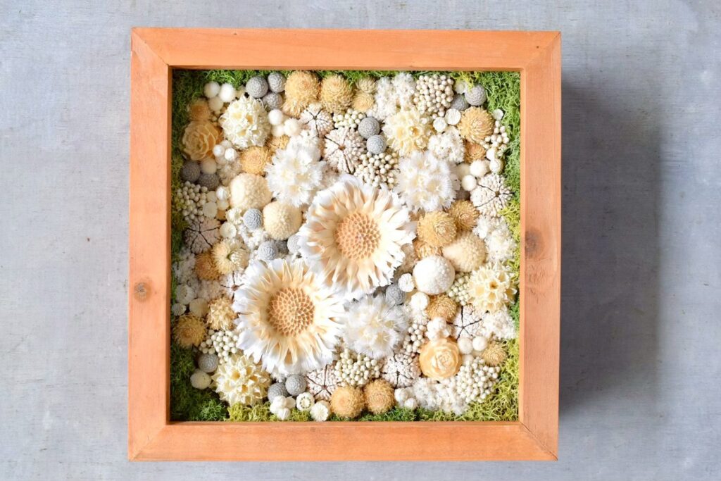 東京の花屋 叢屋Kusamurayaのドライフラワーインテリア雑貨。アンティーク調の木製フレーム(ウッドボックス)を使った、自宅用やギフト用に人気のアレンジメント。