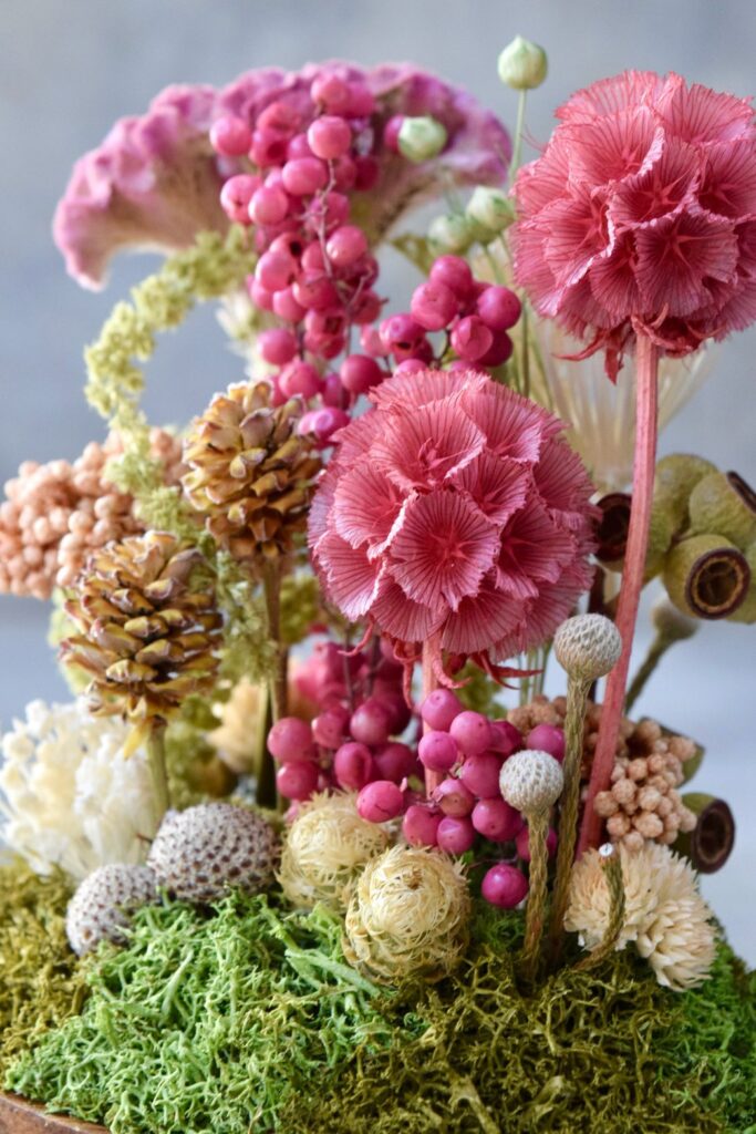 東京の花屋 叢屋Kusamurayaのドライフラワーインテリア雑貨。アンティーク調の木皿(ウッドプレート)を使った、自宅用やギフト用に人気のアレンジメント。