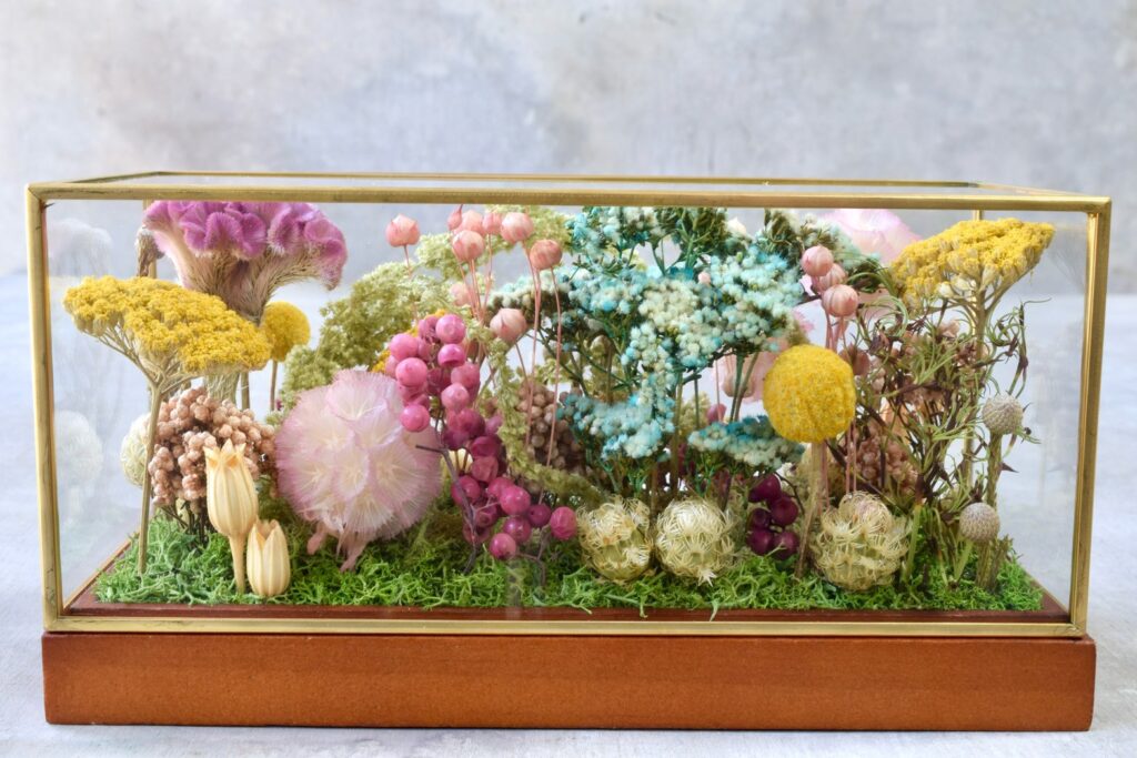 東京の花屋 叢屋Kusamurayaのドライフラワーインテリア雑貨。アンティーク調ガラスケース入りで、自宅用やギフト用に人気のアレンジメント。