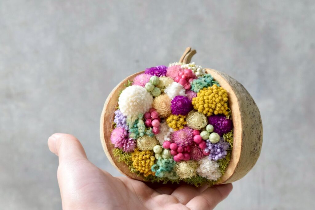 東京の花屋。幸福をもたらすと言われる縁起物のブッダナッツを器にした叢屋Kusamurayaドライフラワーアレンジ 誕生日・記念日ギフトや自宅インテリアにおすすめ。