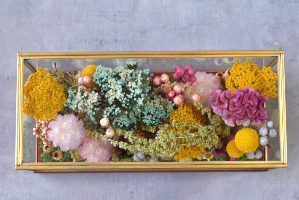 東京の花屋 叢屋Kusamurayaのドライフラワーインテリア雑貨。アンティーク調ガラスケース入りで、自宅用やギフト用に人気のアレンジメント。