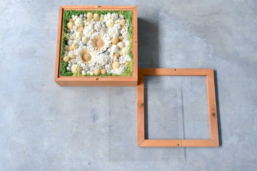 東京の花屋 叢屋Kusamurayaのドライフラワーインテリア雑貨。アンティーク調の木製フレーム(ウッドボックス)を使った、自宅用やギフト用に人気のアレンジメント。