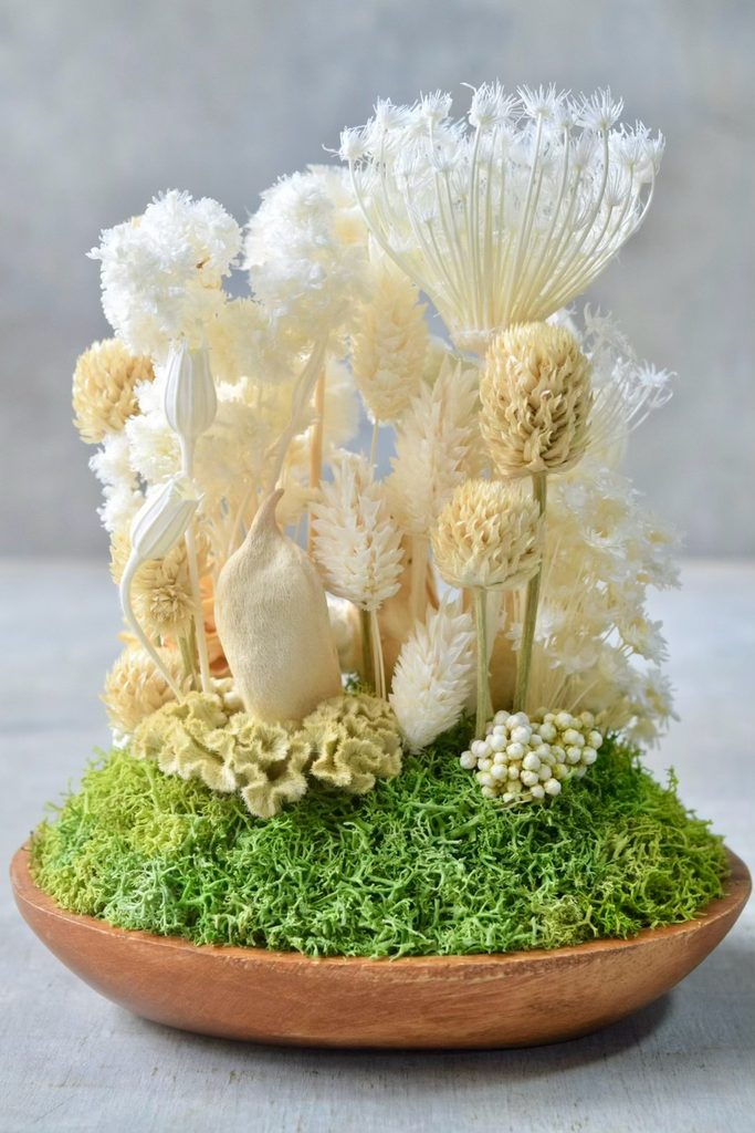 東京の花屋 叢屋Kusamurayaのドライフラワーインテリア雑貨。アンティーク調の木皿(ウッドプレート)を使った、自宅用やギフト用に人気のアレンジメント。