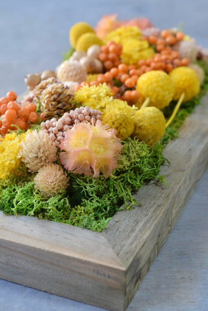 東京の花屋 叢屋Kusamurayaのドライフラワーインテリア雑貨。アンティーク調の木製フレームに、絵画をイメージしてデザインされた壁掛けタイプのドライフラワーインテリア。自宅用やギフト用として人気のアレンジメントです。