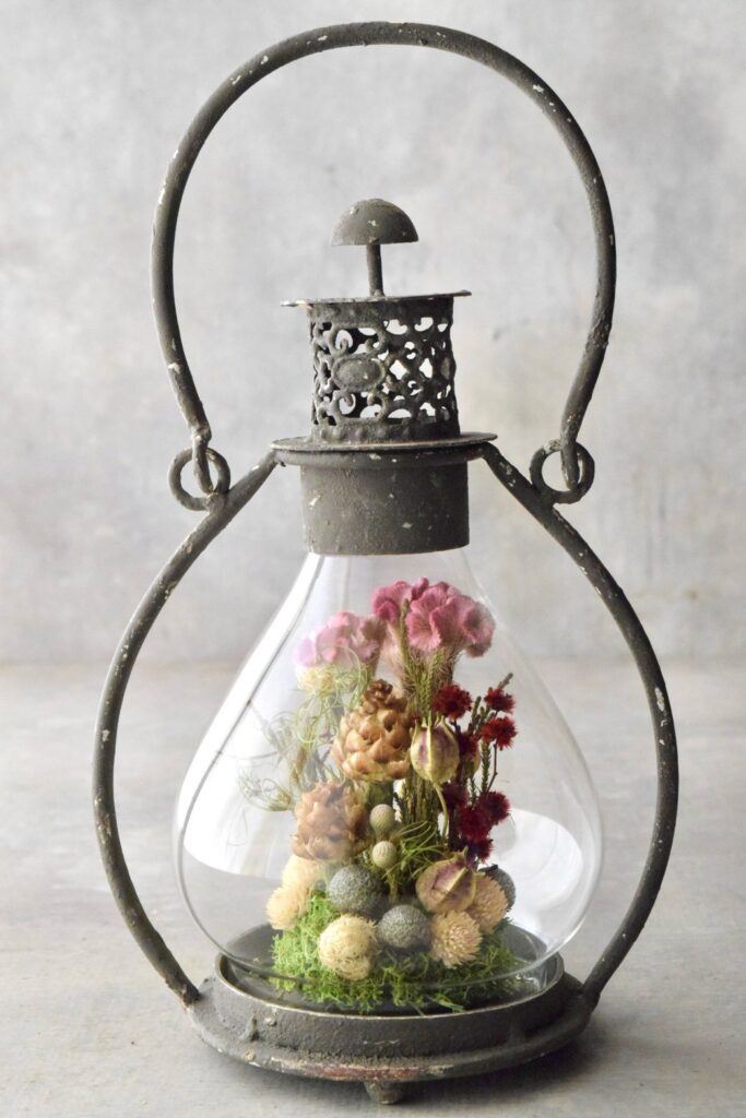 東京の花屋「叢屋Kusamuraya」のドライフラワーと流木を組み合わせたインテリア雑貨。自宅の装飾やギフトに人気のアレンジメント。