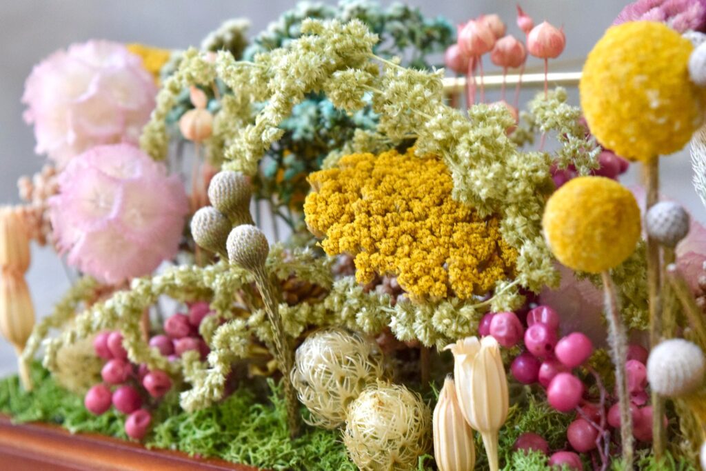 東京の花屋 叢屋Kusamurayaのドライフラワーインテリア雑貨。アンティーク調ガラスケース入りで、自宅用やギフト用に人気のアレンジメント。