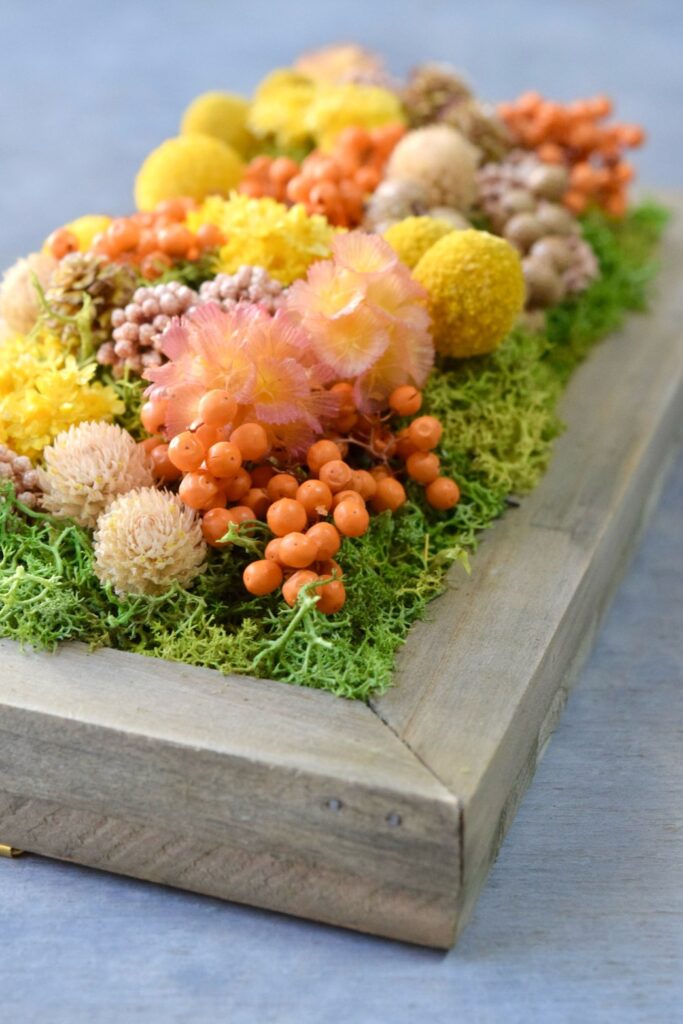 東京の花屋 叢屋Kusamurayaのドライフラワーインテリア雑貨。アンティーク調の木製フレームに、絵画をイメージしてデザインされた壁掛けタイプのドライフラワーインテリア。自宅用やギフト用として人気のアレンジメントです。