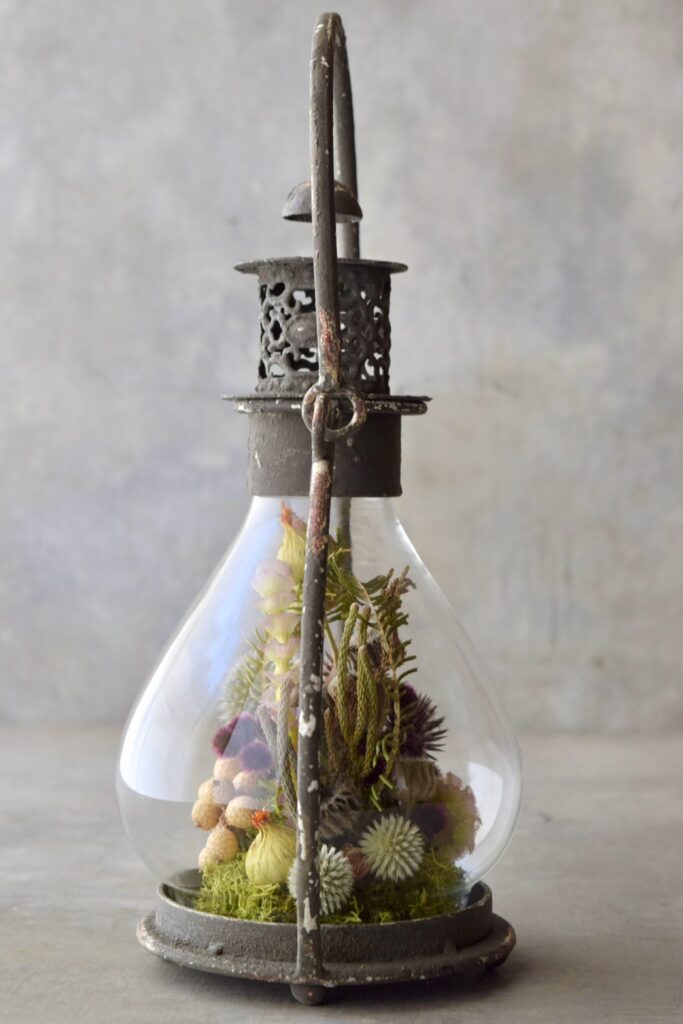 東京の花屋「叢屋Kusamuraya」のドライフラワーと流木を組み合わせたインテリア雑貨。自宅の装飾やギフトに人気のアレンジメント。