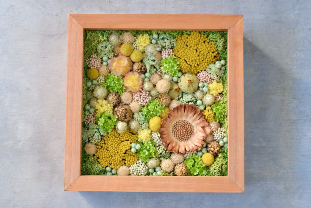 東京の花屋 叢屋Kusamurayaのドライフラワーインテリア雑貨。アンティーク調の木製フレーム(ウッドボックス)を使った、自宅用やギフト用に人気のアレンジメント。