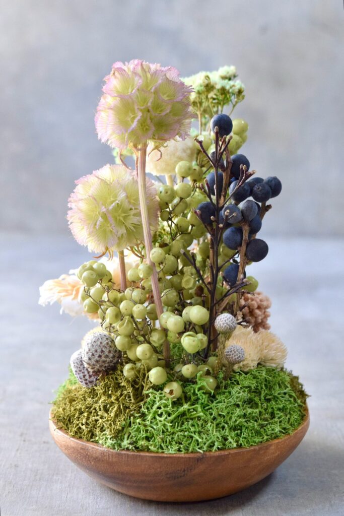 東京の花屋 叢屋Kusamurayaのドライフラワーインテリア雑貨。アンティーク調の木皿(ウッドプレート)を使った、自宅用やギフト用に人気のアレンジメント。