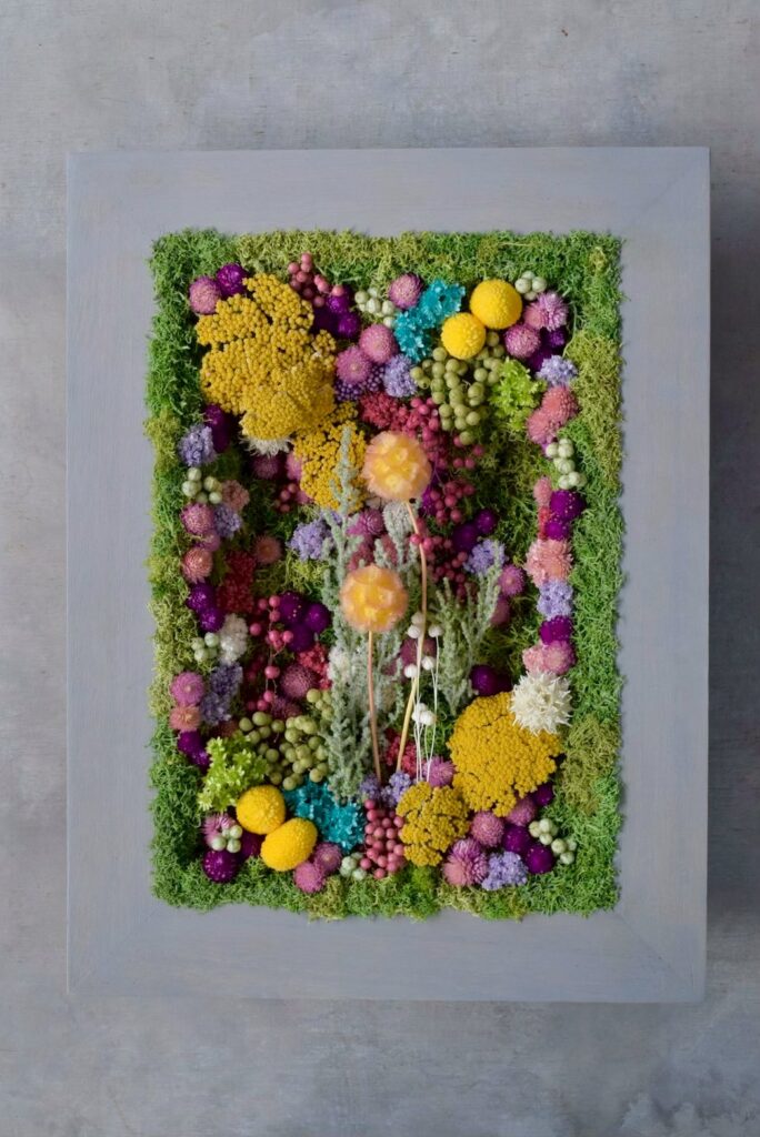 東京の花屋 叢屋Kusamurayaのドライフラワーインテリア雑貨。アンティーク調の木製フレームに、絵画をイメージしてデザインされた壁掛けタイプのドライフラワーインテリア。自宅用やギフト用として人気のアレンジメントです。