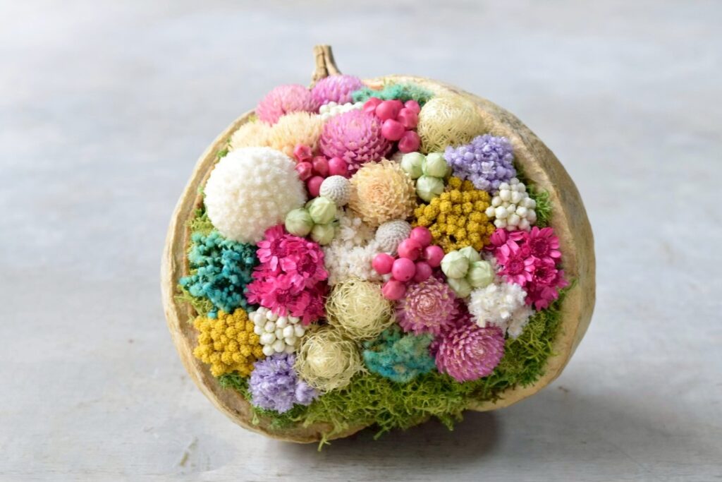 東京の花屋『叢屋kusamuraya』が手がける幸福をもたらすと言われる縁起物のブッダナッツを器にしたドライフラワーアレンジ。誕生日・記念日ギフトや自宅インテリアにおすすめです。