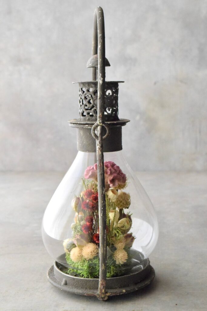 東京の花屋「叢屋Kusamuraya」のドライフラワーと流木を組み合わせたインテリア雑貨。自宅の装飾やギフトに人気のアレンジメント。