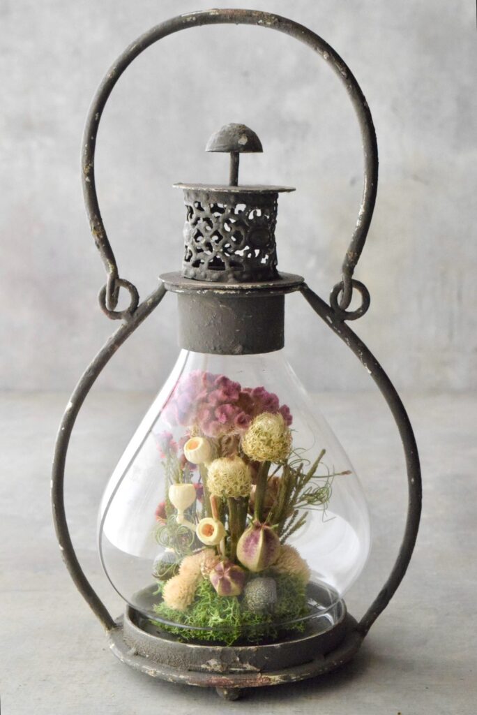 東京の花屋「叢屋Kusamuraya」のドライフラワーと流木を組み合わせたインテリア雑貨。自宅の装飾やギフトに人気のアレンジメント。