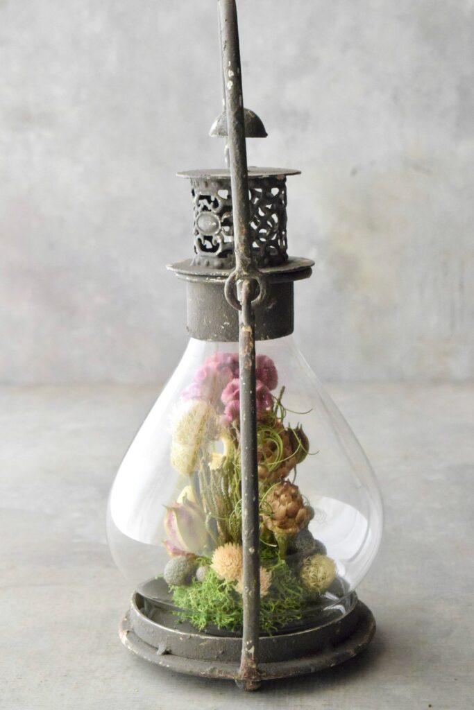 東京の花屋「叢屋Kusamuraya」のドライフラワーと流木を組み合わせたインテリア雑貨。自宅の装飾やギフトに人気のアレンジメント。