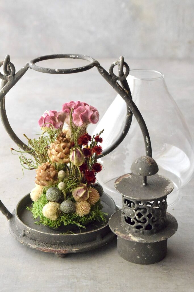 東京の花屋「叢屋Kusamuraya」のドライフラワーと流木を組み合わせたインテリア雑貨。自宅の装飾やギフトに人気のアレンジメント。