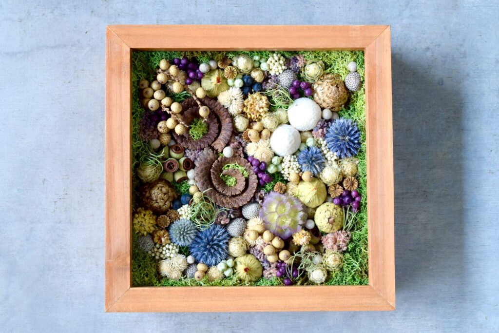 東京の花屋 叢屋Kusamurayaのドライフラワーインテリア雑貨。アンティーク調の木製フレーム(ウッドボックス)を使った、自宅用やギフト用に人気のアレンジメント。