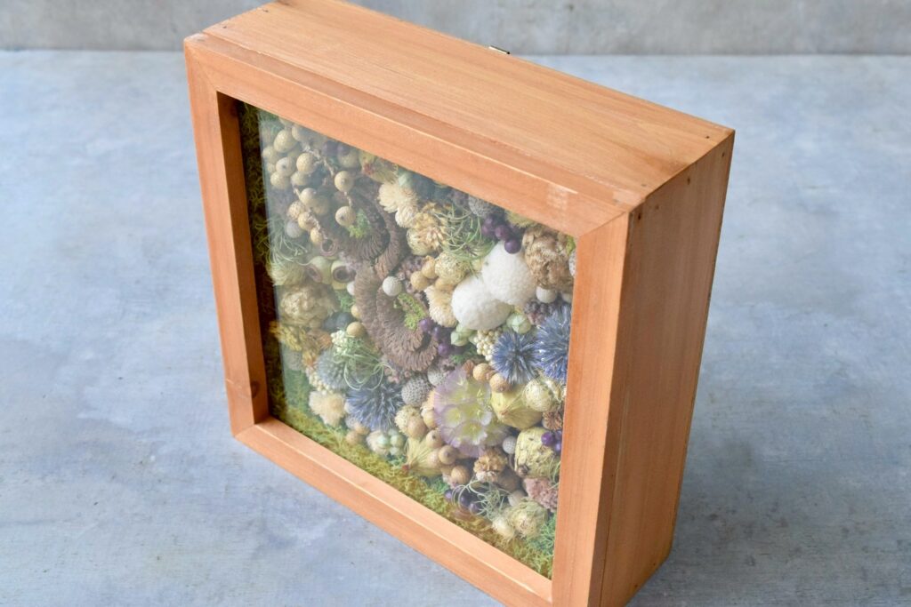 東京の花屋 叢屋Kusamurayaのドライフラワーインテリア雑貨。アンティーク調の木製フレーム(ウッドボックス)を使った、自宅用やギフト用に人気のアレンジメント。