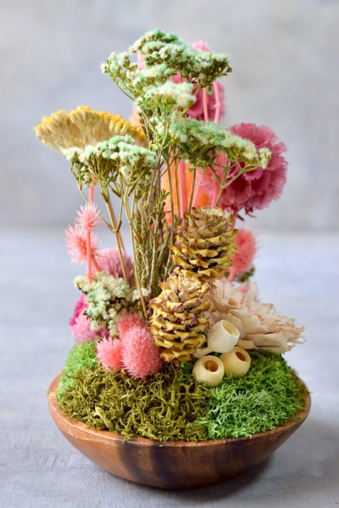 東京の花屋 叢屋Kusamurayaのドライフラワーインテリア雑貨。アンティーク調の木皿(ウッドプレート)を使った、自宅用やギフト用に人気のアレンジメント。