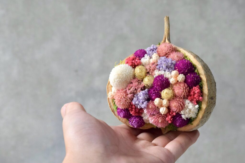 東京の花屋『叢屋kusamuraya』が手がける幸福をもたらすと言われる縁起物のブッダナッツを器にしたドライフラワーアレンジ