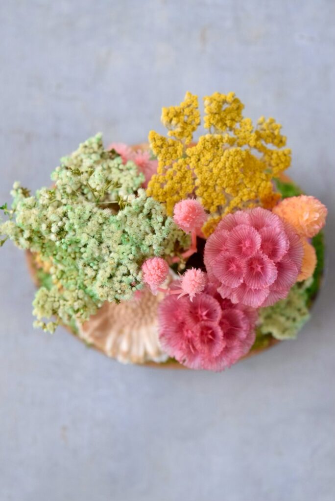 東京の花屋 叢屋Kusamurayaのドライフラワーインテリア雑貨。アンティーク調の木皿(ウッドプレート)を使った、自宅用やギフト用に人気のアレンジメント。