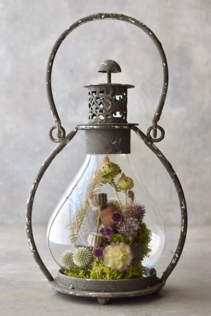 東京の花屋「叢屋Kusamuraya」のドライフラワーと流木を組み合わせたインテリア雑貨。自宅の装飾やギフトに人気のアレンジメント。