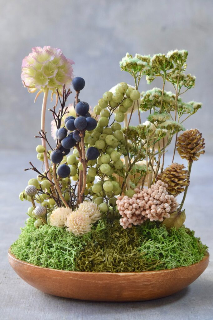 東京の花屋 叢屋Kusamurayaのドライフラワーインテリア雑貨。アンティーク調の木皿(ウッドプレート)を使った、自宅用やギフト用に人気のアレンジメント。