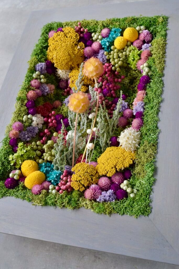 東京の花屋 叢屋Kusamurayaのドライフラワーインテリア雑貨。アンティーク調の木製フレームに、絵画をイメージしてデザインされた壁掛けタイプのドライフラワーインテリア。自宅用やギフト用として人気のアレンジメントです。