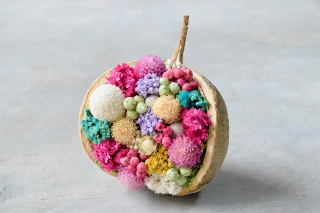 東京の花屋『叢屋kusamuraya』が手がける幸福をもたらすと言われる縁起物のブッダナッツを器にしたドライフラワーアレンジ。誕生日・記念日ギフトや自宅インテリアにおすすめです。