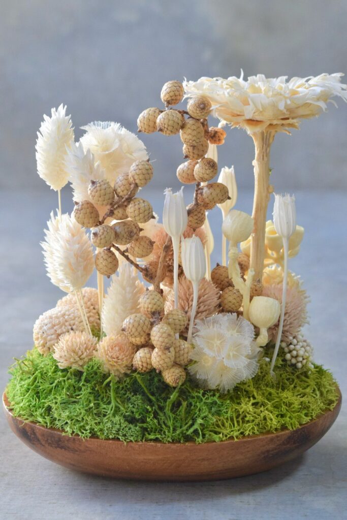 東京の花屋 叢屋Kusamurayaのドライフラワーインテリア雑貨。アンティーク調の木皿(ウッドプレート)を使った、自宅用やギフト用に人気のアレンジメント。