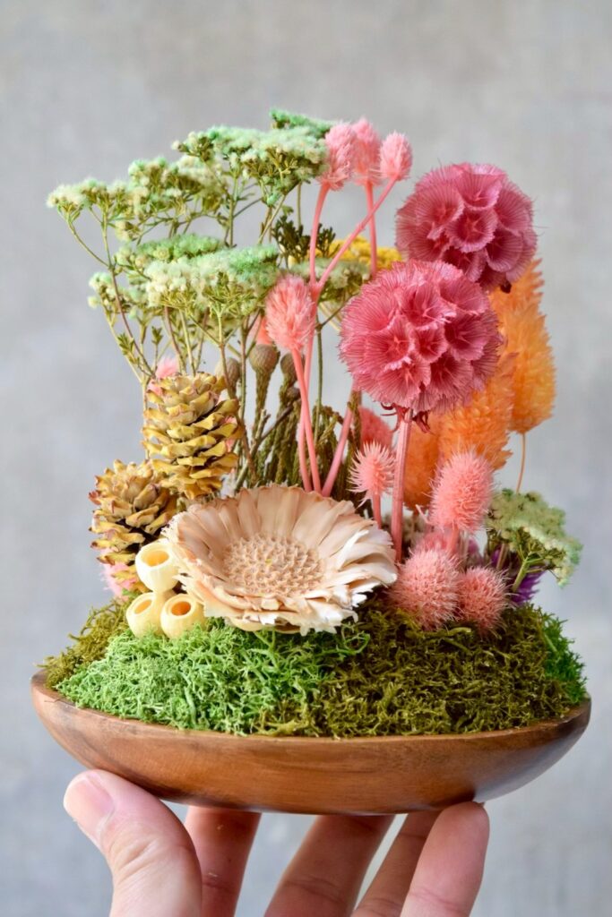 東京の花屋 叢屋Kusamurayaのドライフラワーインテリア雑貨。アンティーク調の木皿(ウッドプレート)を使った、自宅用やギフト用に人気のアレンジメント。