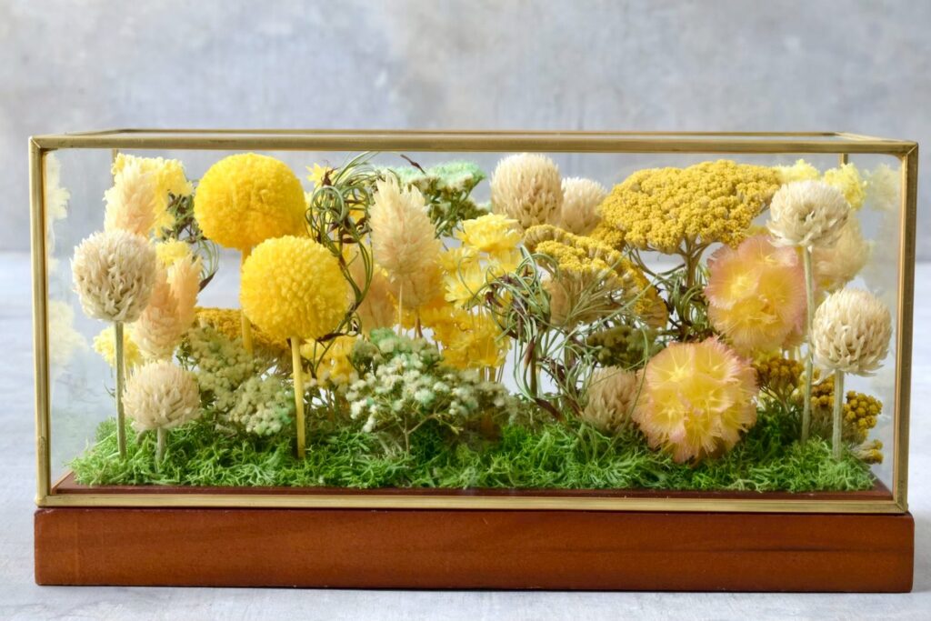 東京の花屋 叢屋Kusamurayaのドライフラワーインテリア雑貨。アンティーク調ガラスケース入りで、自宅用やギフト用に人気のアレンジメント。