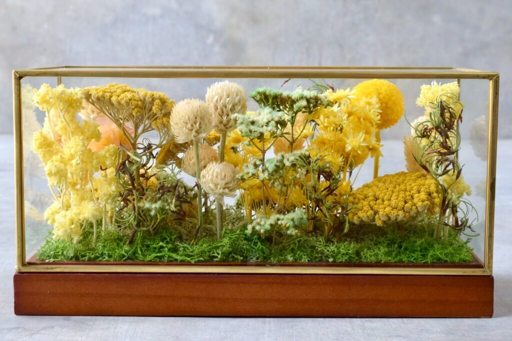 東京の花屋 叢屋Kusamurayaのドライフラワーインテリア雑貨。アンティーク調ガラスケース入りで、自宅用やギフト用に人気のアレンジメント。