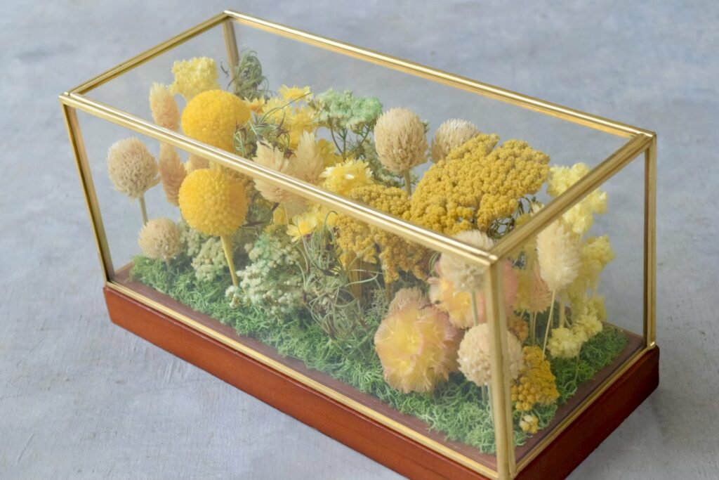 東京の花屋 叢屋Kusamurayaのドライフラワーインテリア雑貨。アンティーク調ガラスケース入りで、自宅用やギフト用に人気のアレンジメント。
