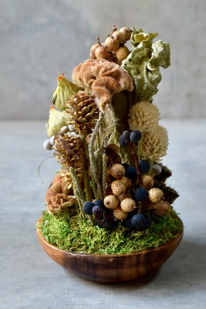 東京の花屋 叢屋Kusamurayaのドライフラワーインテリア雑貨。アンティーク調の木皿(ウッドプレート)を使った、自宅用やギフト用に人気のアレンジメント。