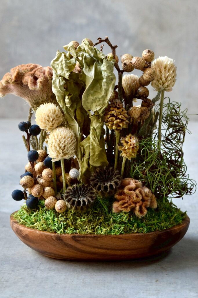 東京の花屋 叢屋Kusamurayaのドライフラワーインテリア雑貨。アンティーク調の木皿(ウッドプレート)を使った、自宅用やギフト用に人気のアレンジメント。