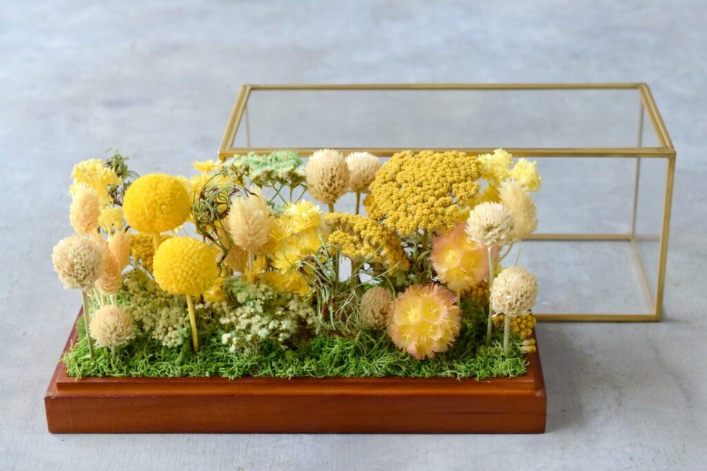 東京の花屋 叢屋Kusamurayaのドライフラワーインテリア雑貨。アンティーク調ガラスケース入りで、自宅用やギフト用に人気のアレンジメント。