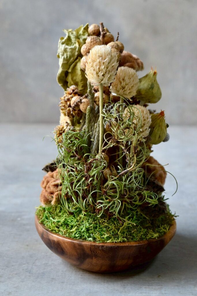 東京の花屋 叢屋Kusamurayaのドライフラワーインテリア雑貨。アンティーク調の木皿(ウッドプレート)を使った、自宅用やギフト用に人気のアレンジメント。