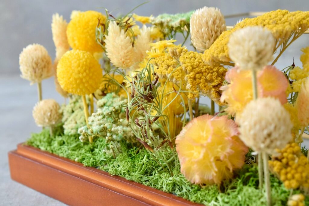 東京の花屋 叢屋Kusamurayaのドライフラワーインテリア雑貨。アンティーク調ガラスケース入りで、自宅用やギフト用に人気のアレンジメント。