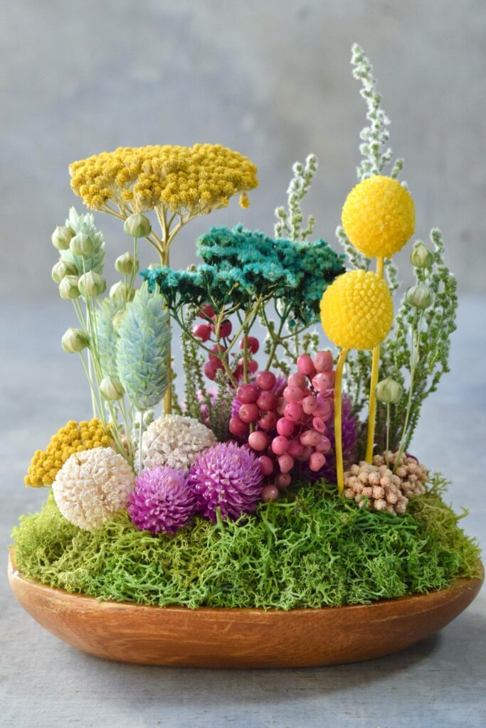 東京の花屋『叢屋kusamuraya』が手がける、手のひらにおさまるフォルムが可愛らしい植物インテリア。瑞々しいグリーンとウッドプレートの温もりが感じられる、ナチュラルなひと品。