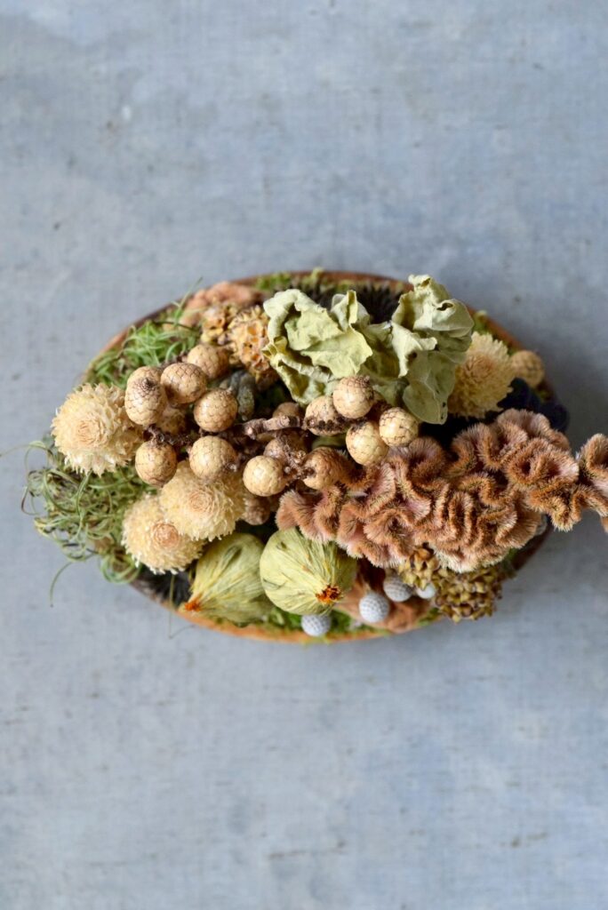 東京の花屋 叢屋Kusamurayaのドライフラワーインテリア雑貨。アンティーク調の木皿(ウッドプレート)を使った、自宅用やギフト用に人気のアレンジメント。