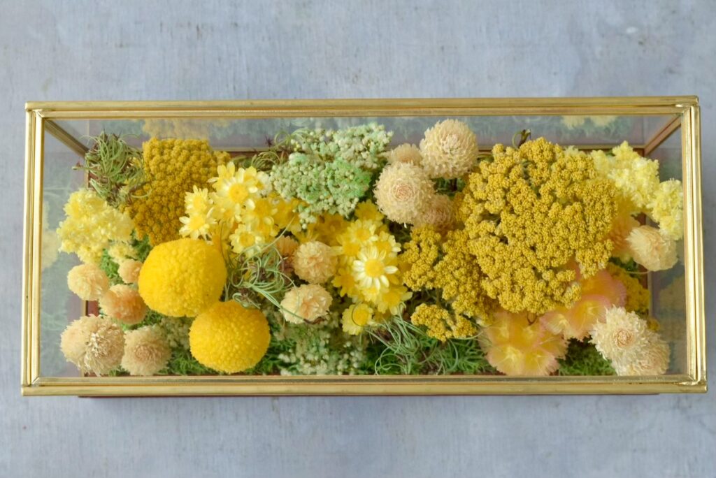 東京の花屋 叢屋Kusamurayaのドライフラワーインテリア雑貨。アンティーク調ガラスケース入りで、自宅用やギフト用に人気のアレンジメント。