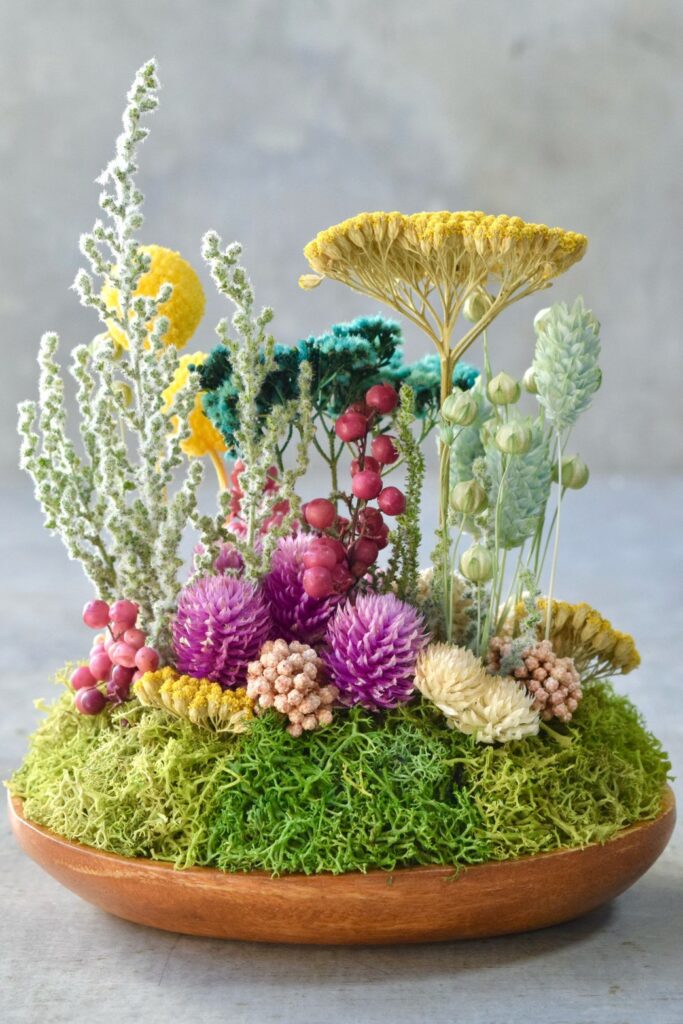 東京の花屋『叢屋kusamuraya』が手がける、手のひらにおさまるフォルムが可愛らしい植物インテリア。瑞々しいグリーンとウッドプレートの温もりが感じられる、ナチュラルなひと品。