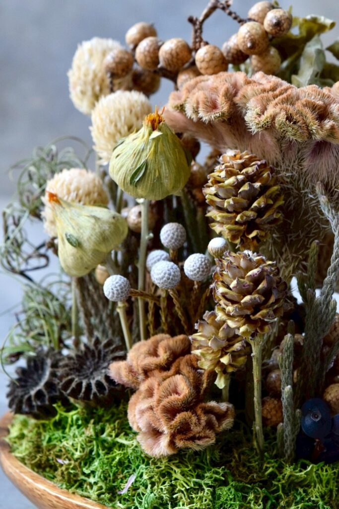 東京の花屋 叢屋Kusamurayaのドライフラワーインテリア雑貨。アンティーク調の木皿(ウッドプレート)を使った、自宅用やギフト用に人気のアレンジメント。