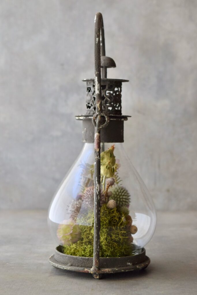 東京の花屋「叢屋Kusamuraya」のドライフラワーと流木を組み合わせたインテリア雑貨。自宅の装飾やギフトに人気のアレンジメント。