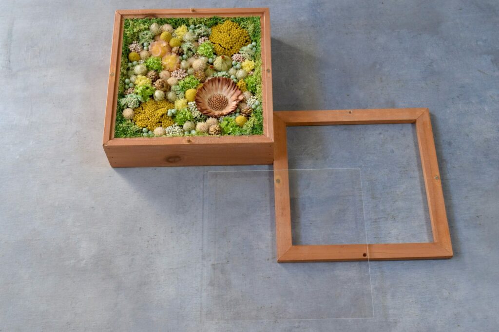 東京の花屋 叢屋Kusamurayaのドライフラワーインテリア雑貨。アンティーク調の木製フレーム(ウッドボックス)を使った、自宅用やギフト用に人気のアレンジメント。