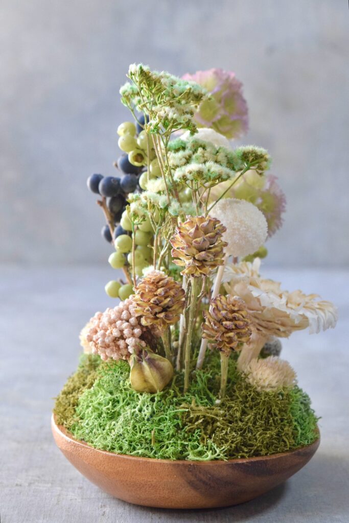 東京の花屋 叢屋Kusamurayaのドライフラワーインテリア雑貨。アンティーク調の木皿(ウッドプレート)を使った、自宅用やギフト用に人気のアレンジメント。