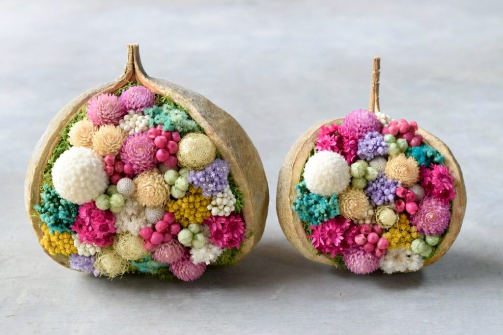 東京の花屋『叢屋kusamuraya』が手がける幸福をもたらすと言われる縁起物のブッダナッツを器にしたドライフラワーアレンジ。誕生日・記念日ギフトや自宅インテリアにおすすめです。