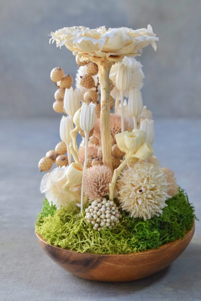 東京の花屋 叢屋Kusamurayaのドライフラワーインテリア雑貨。アンティーク調の木皿(ウッドプレート)を使った、自宅用やギフト用に人気のアレンジメント。